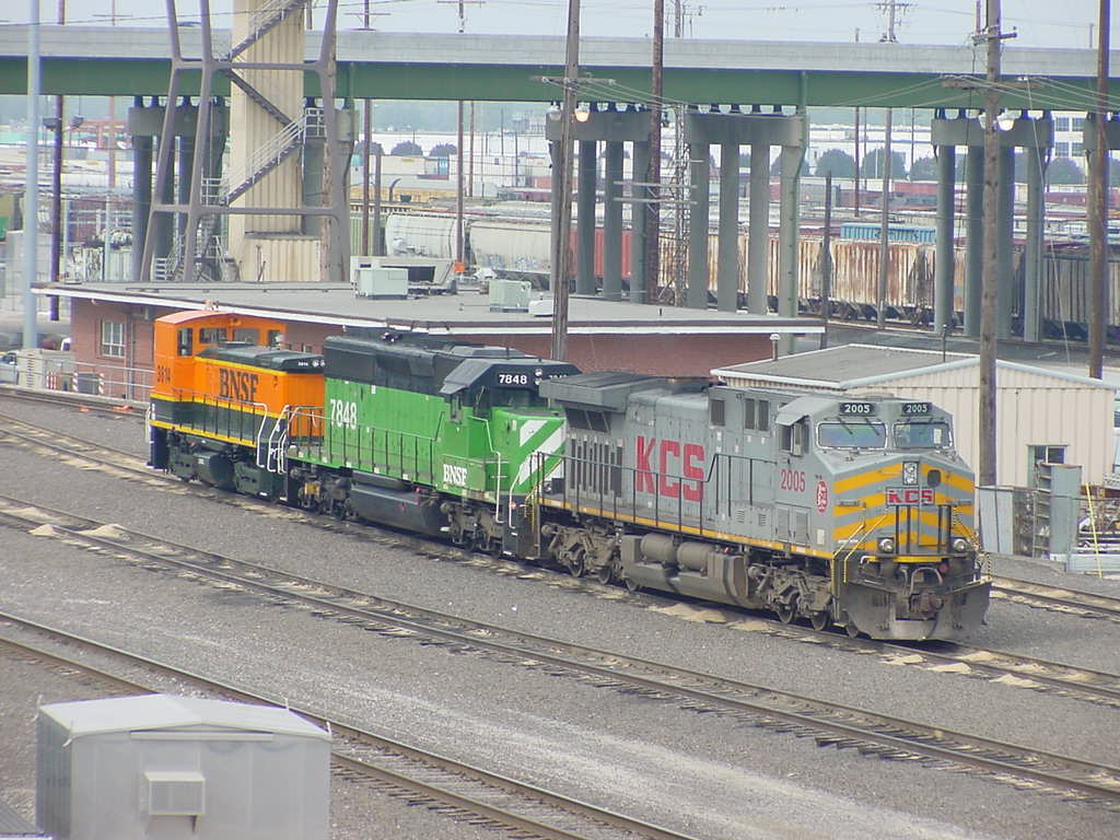 KCS AC44CW 2005 with BNSF SD40-2 7848 and a Wierd BNSF SW1000SLUG 3614 with No Side Windows